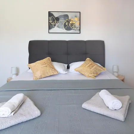 4 Bedroom In Holiday home
