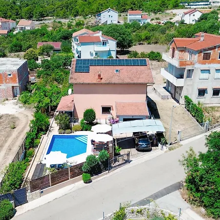 Hébergement de vacances 4 Bedroom In *