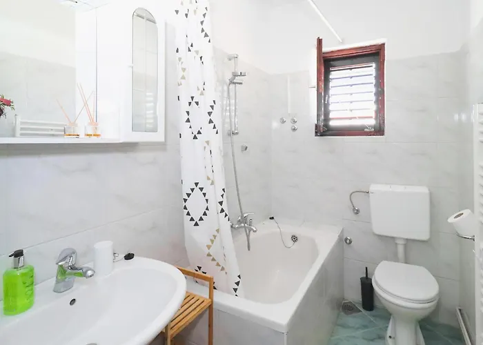 4 Bedroom In 別荘 シベニク