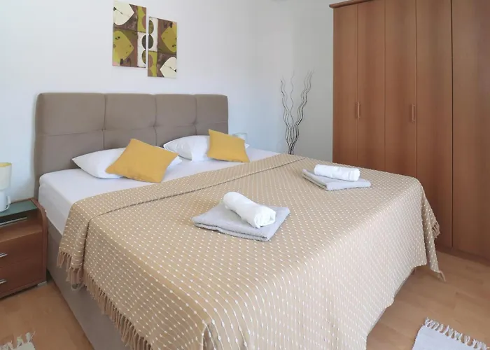 別荘 4 Bedroom In シベニク