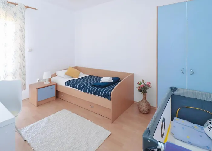 4 Bedroom In シベニク