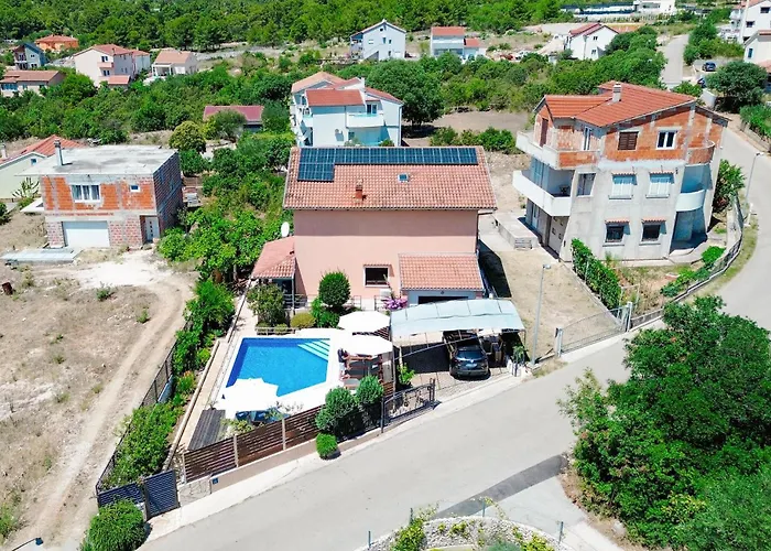 別荘 4 Bedroom In *