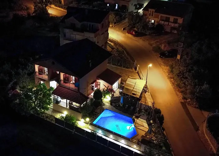 4 Bedroom In 別荘 シベニク