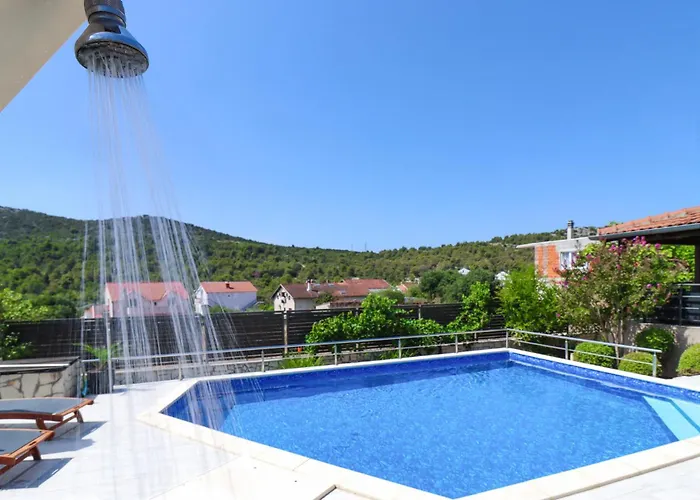 別荘 4 Bedroom In シベニク