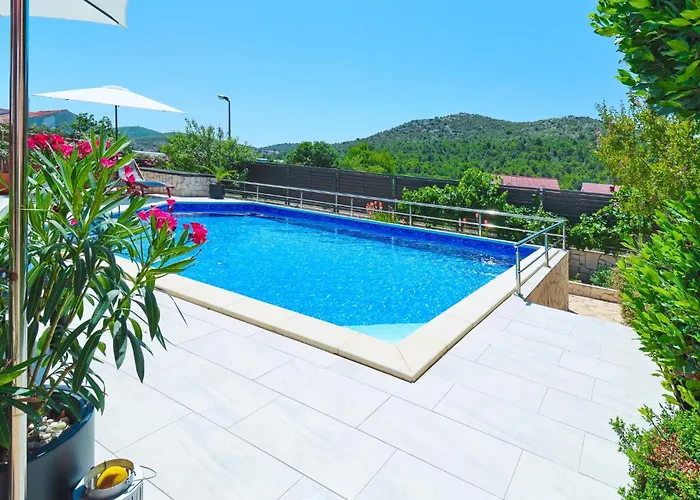 4 Bedroom In シベニク